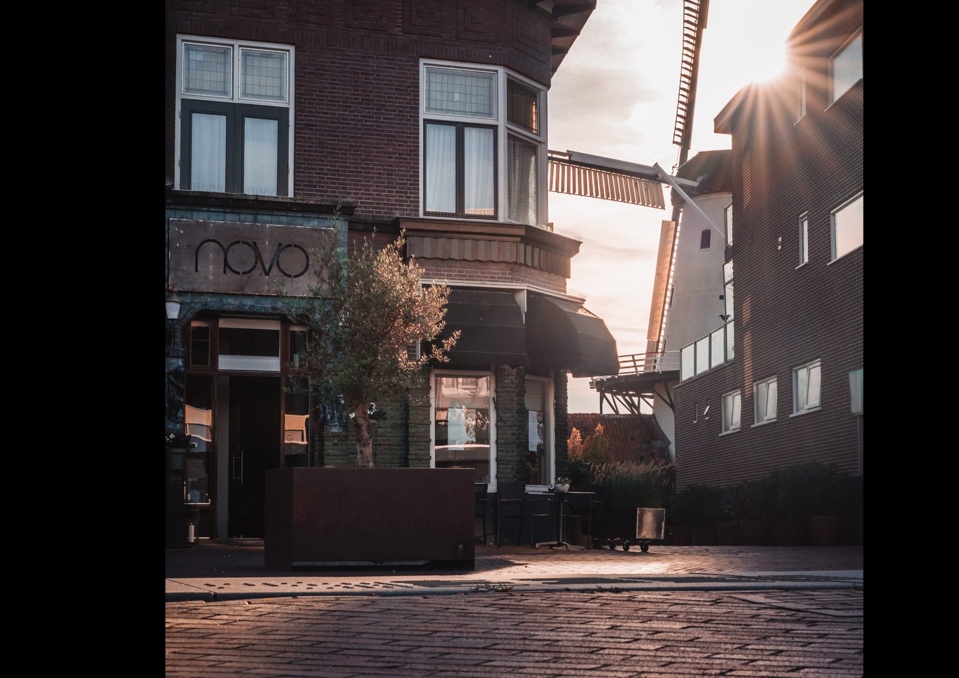 De gevel van restaurant NOVO naast de molen in Haren